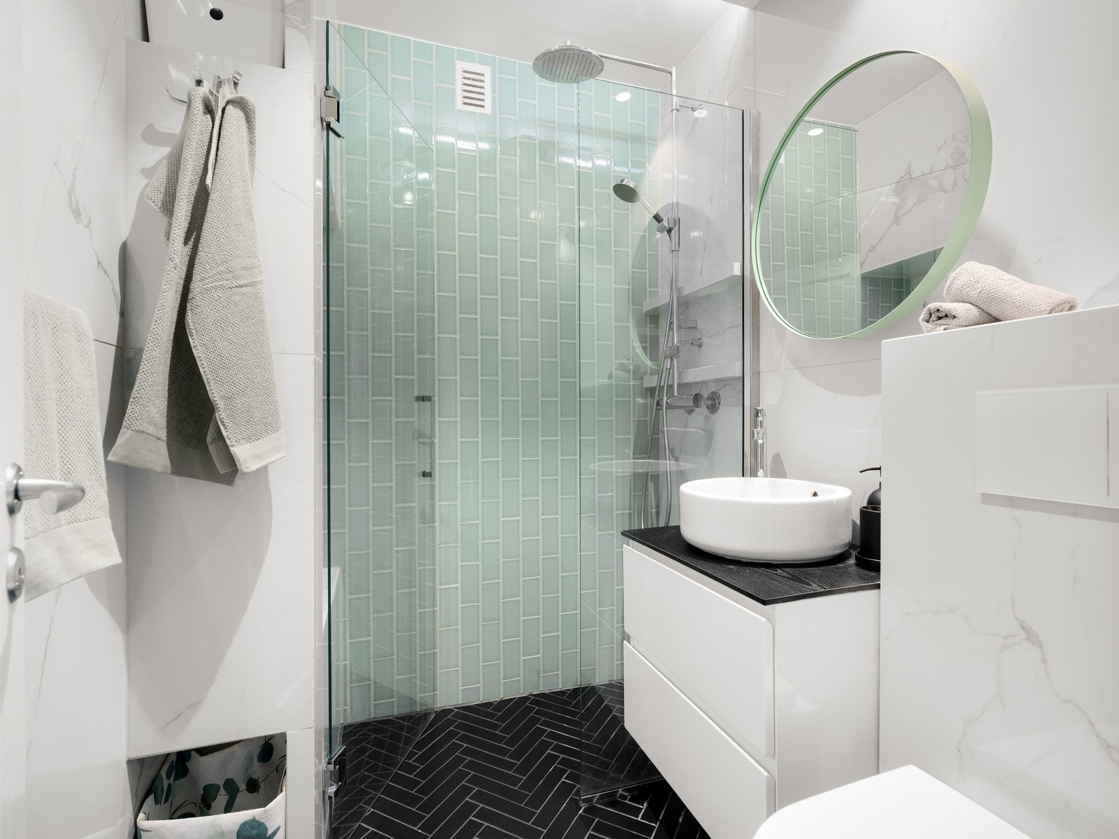 Lekkert og stilfullt bad som ble renovert rundt 2017. Galleribilde