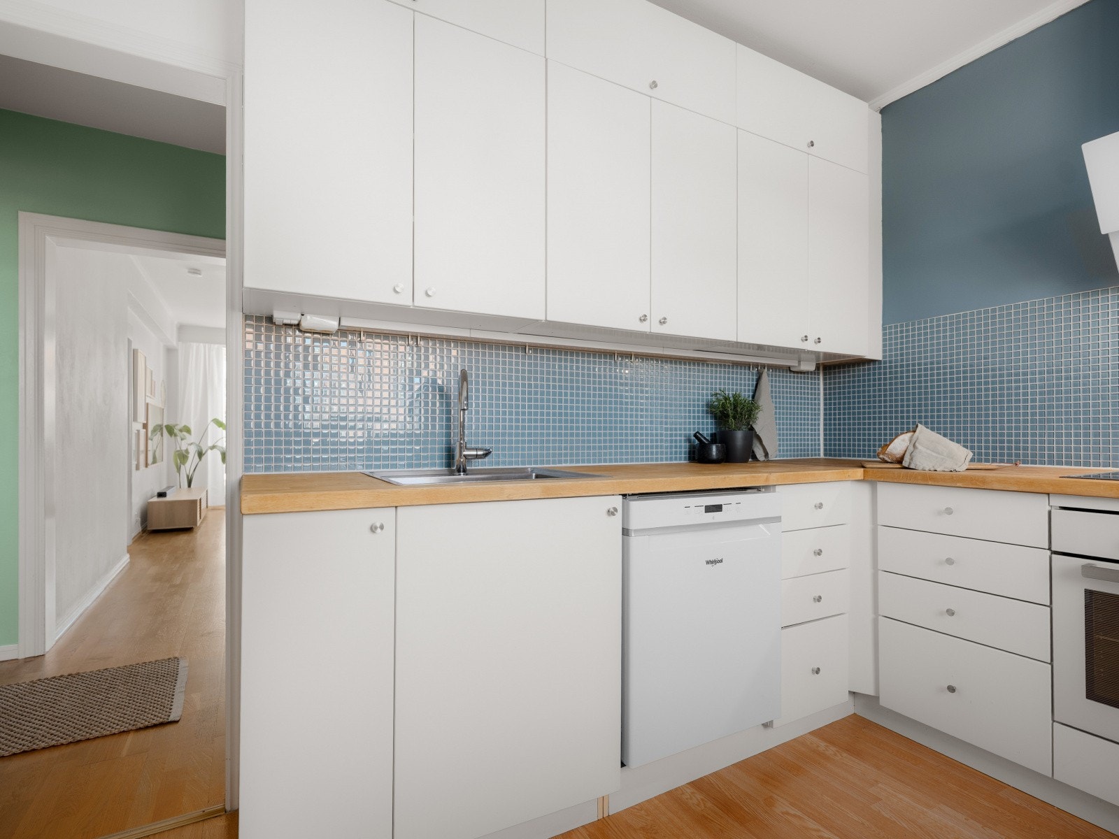 Over benkeplaten er det fliser og integrert belysning som gir både stil og god arbeidslys. Galleribilde