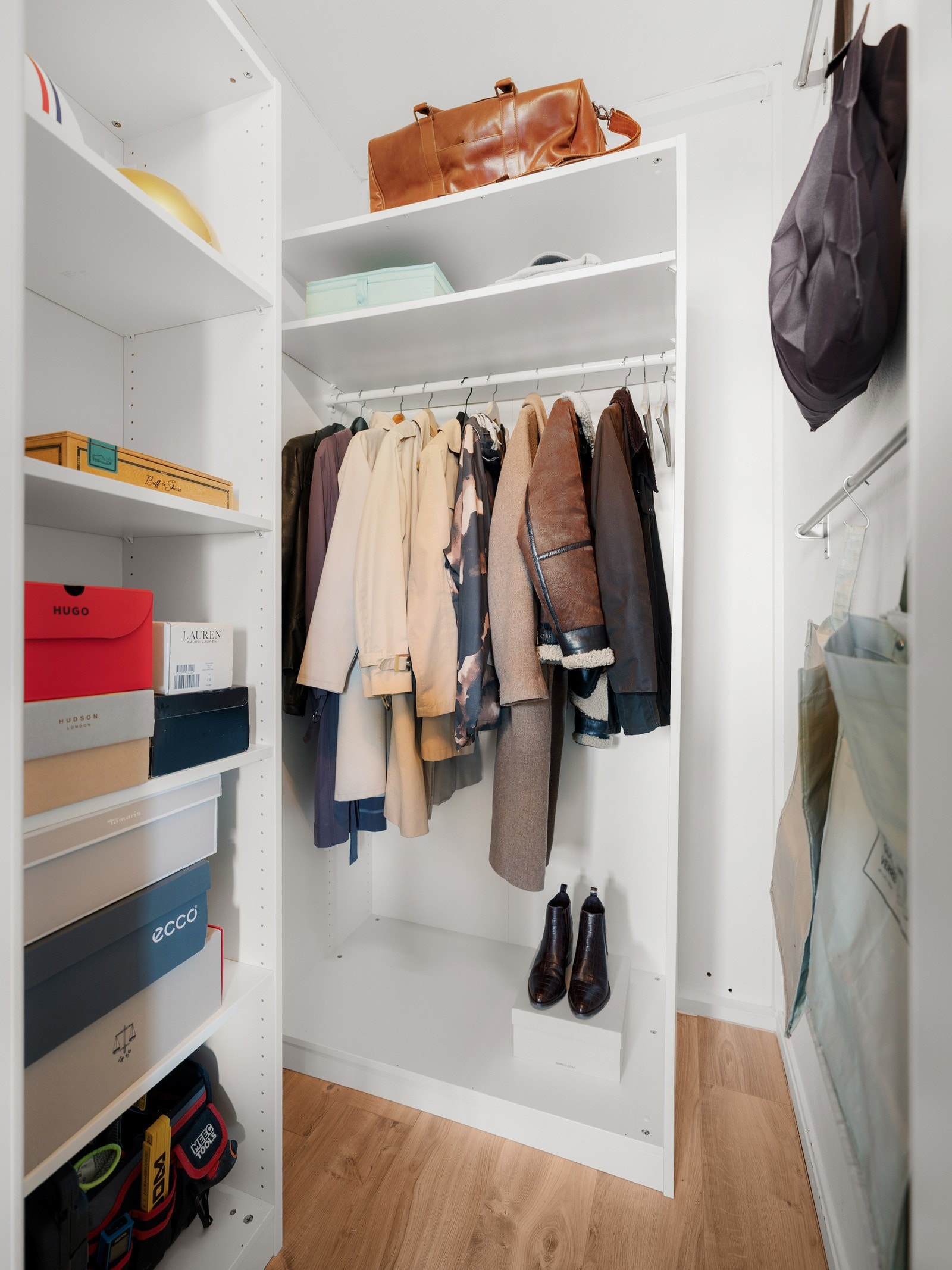 Praktisk omkledningsrom/innvendig bod. Galleribilde