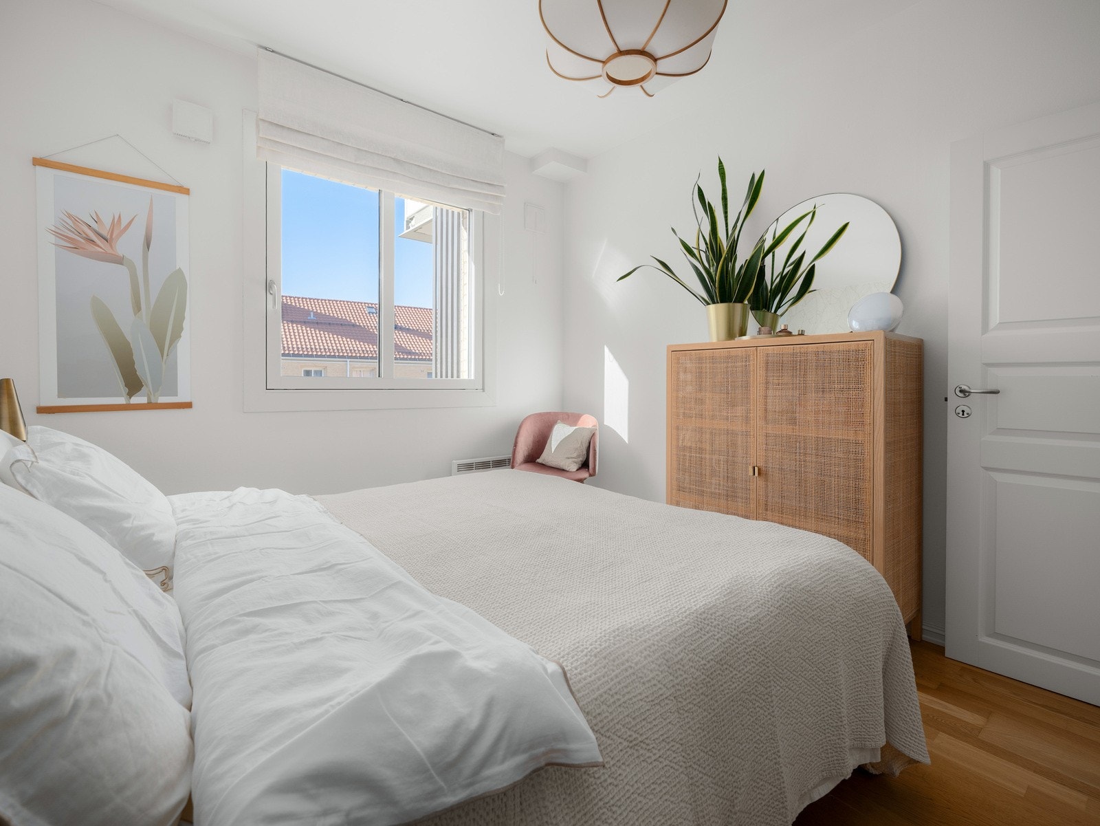 Plass til dobbeltseng og nattbord. Galleribilde