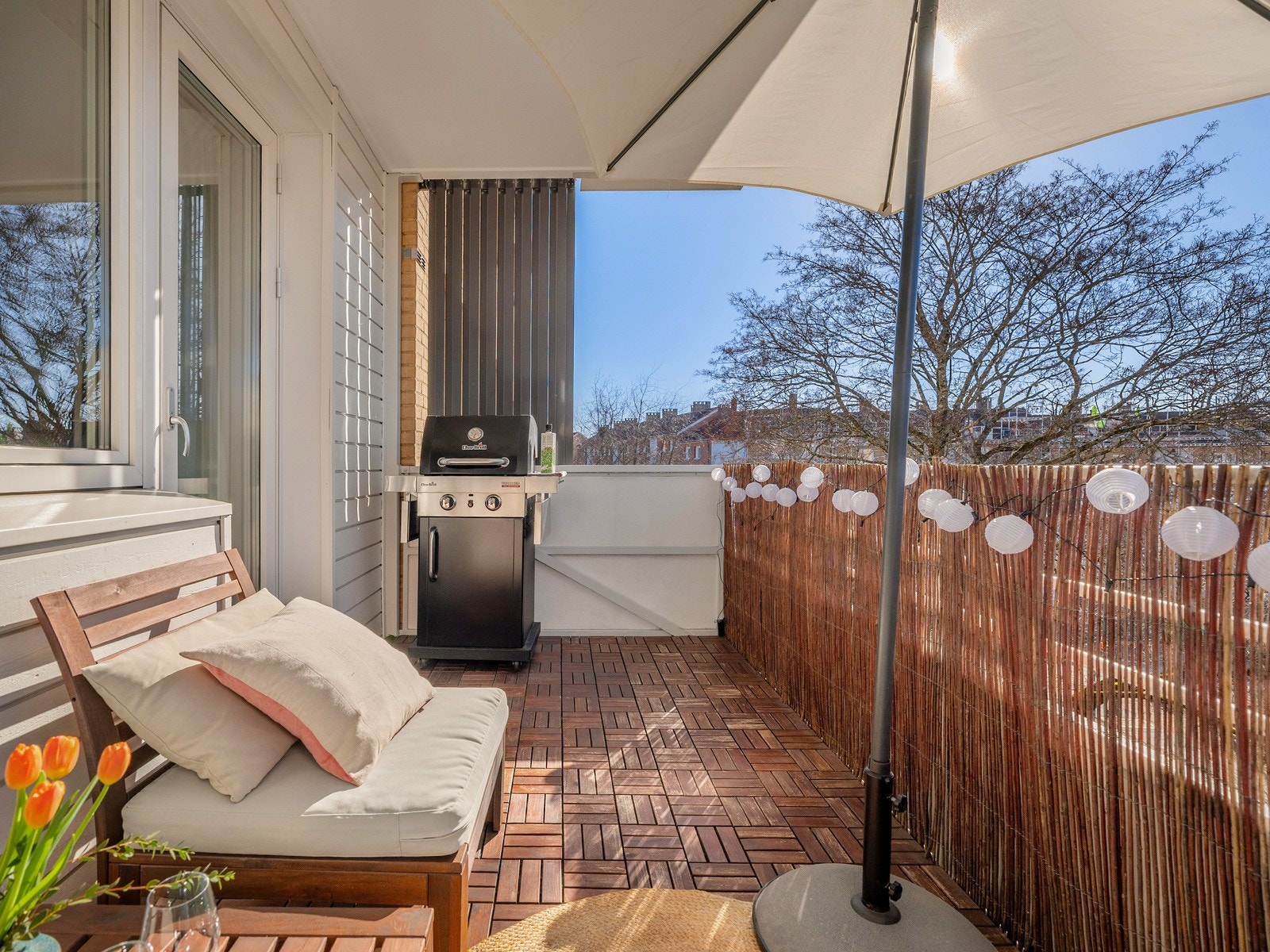 Vestvendt balkong på ca. 7 m² med adkomst fra stuen. Galleribilde