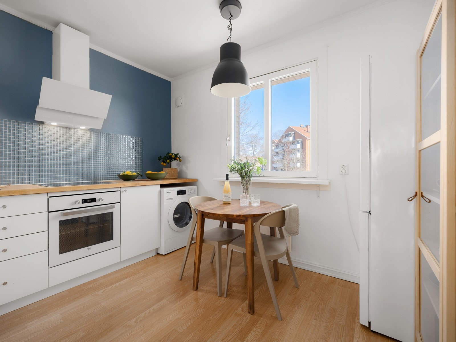 Hyggelig kjøkken i eget rom. Kjøkkenet er fra 2017. Galleribilde