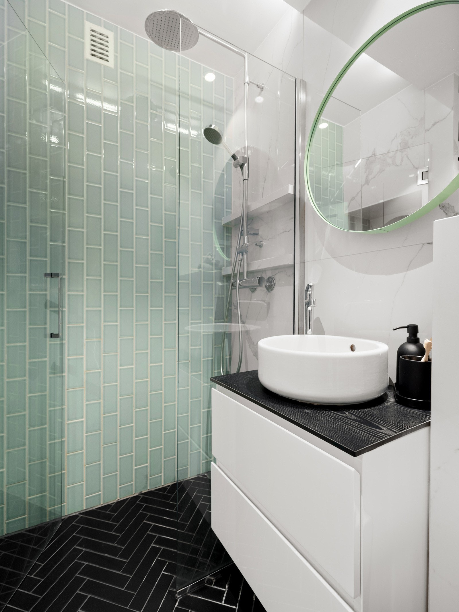 Dusjplassen er utstyrt med innfellbare glassdører, noe som gir en smart og plassbesparende løsning. Galleribilde