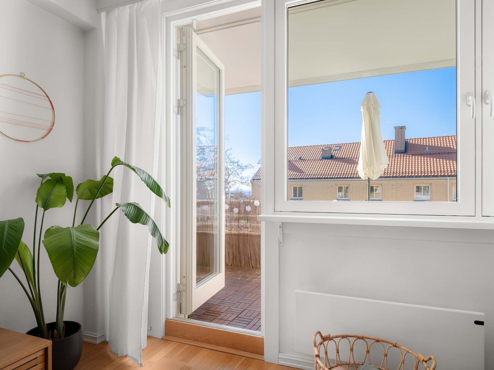 Lys og romslig stue med store vindusflater som gir rikelig med naturlig lys. Galleribilde