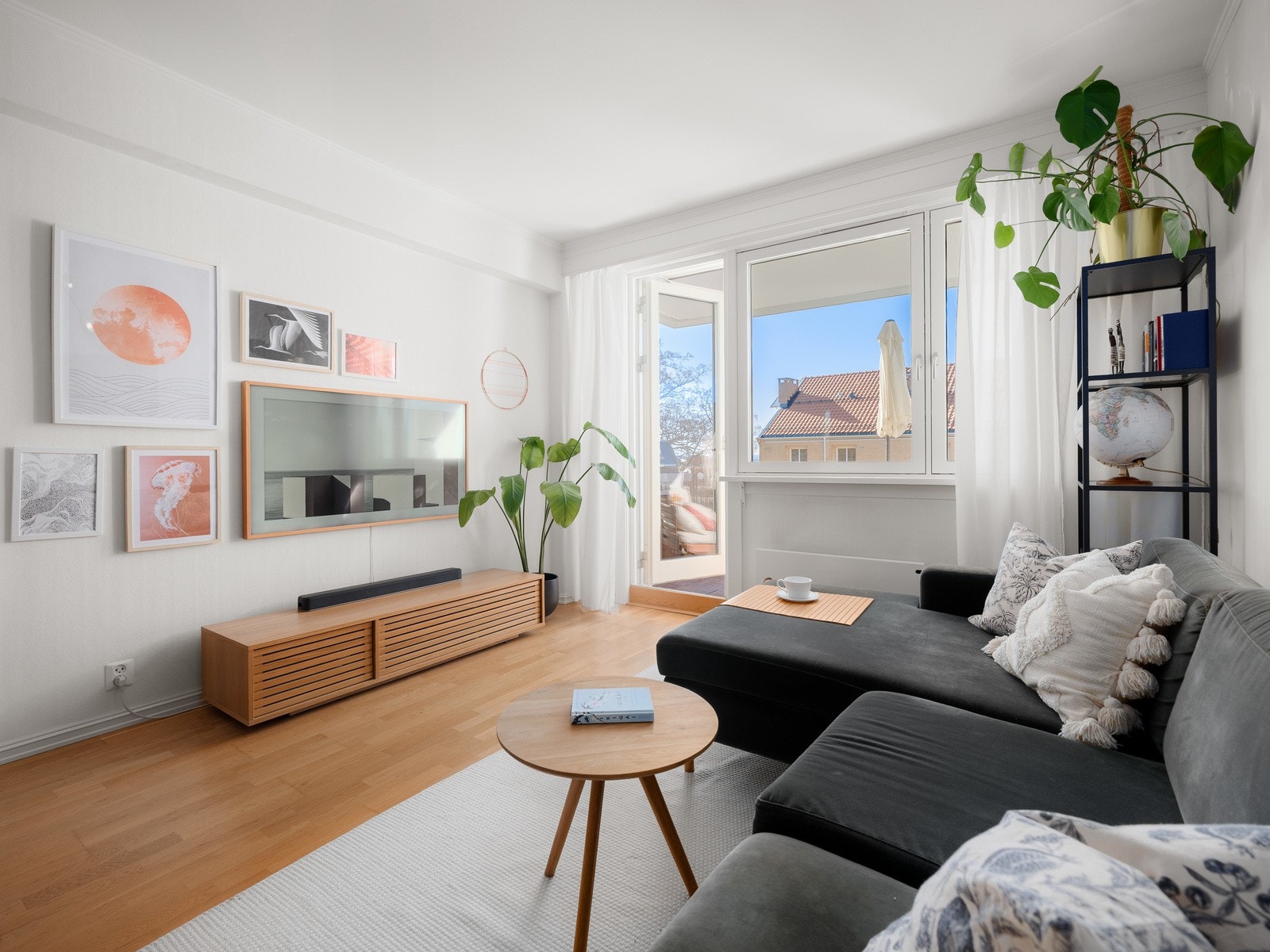 Stue | Utgang til solrik balkong. Galleribilde