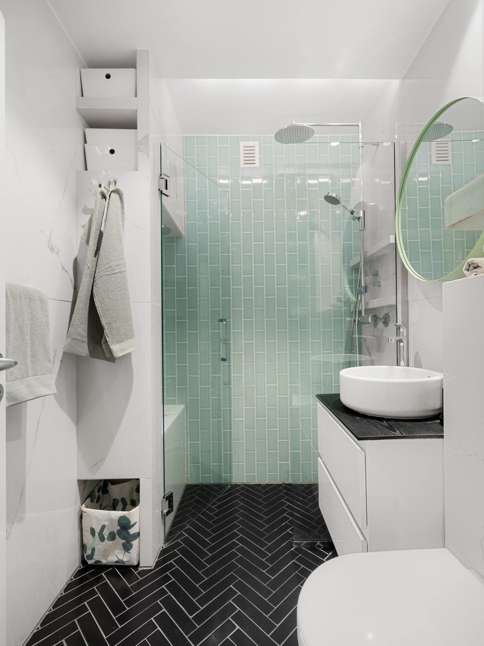 Badet er innredet med vegghengt toalett, servantinnredning med heldekkende servant, ettgreps blandebatteri og speil. Galleribilde