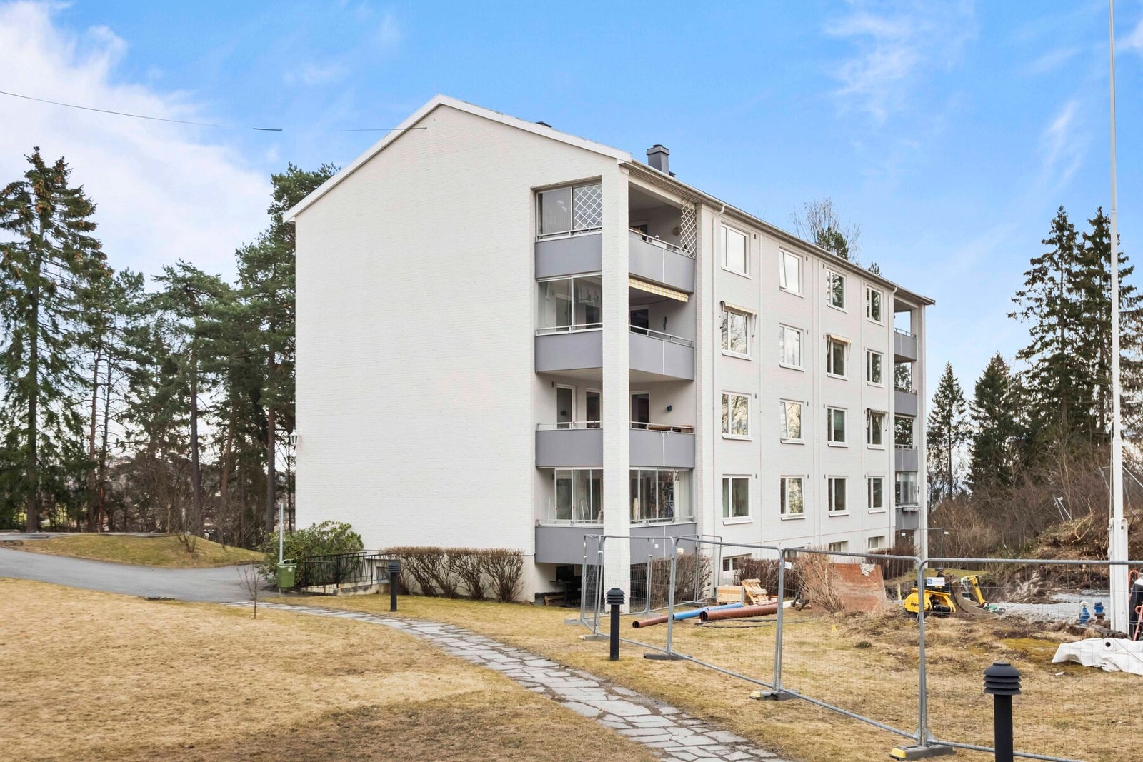 Boligen befinner seg i et attraktivt og populært område sentralt på Østerås/Eiksmarka. Galleribilde