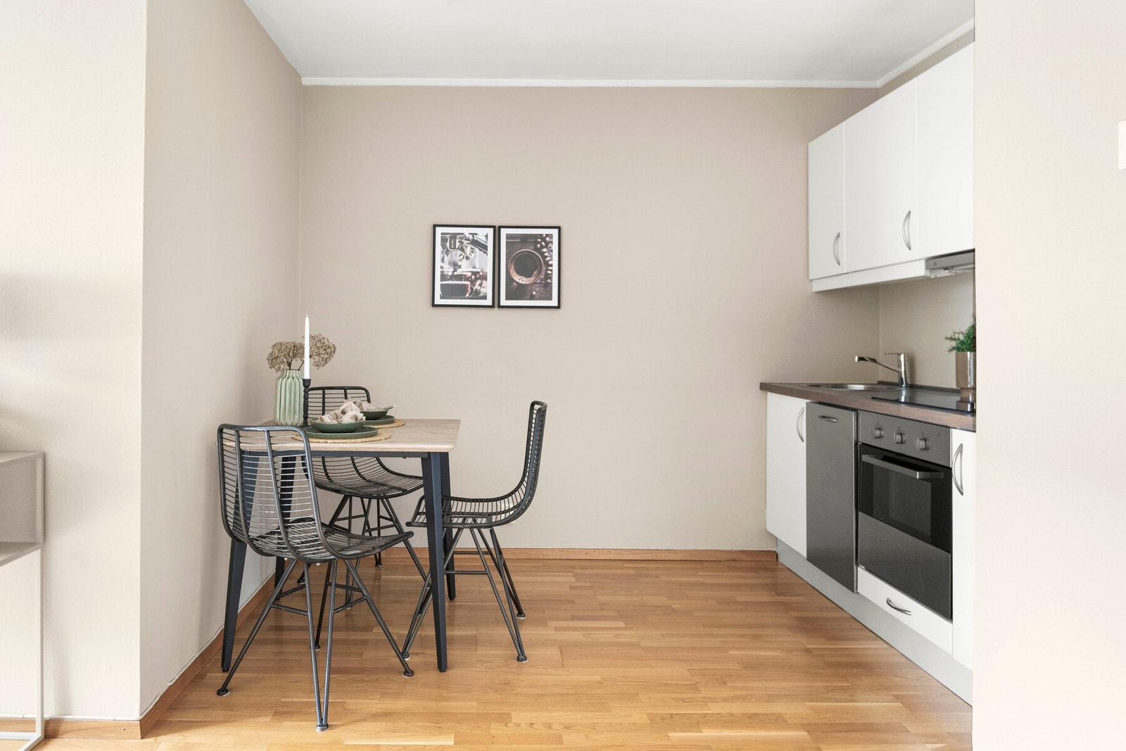 Hvitevarer bestående av integrert stekeovn, vegghengt ventilator, platetopp, oppvaskmaskin og kjøleskap, medfølger salget. Galleribilde