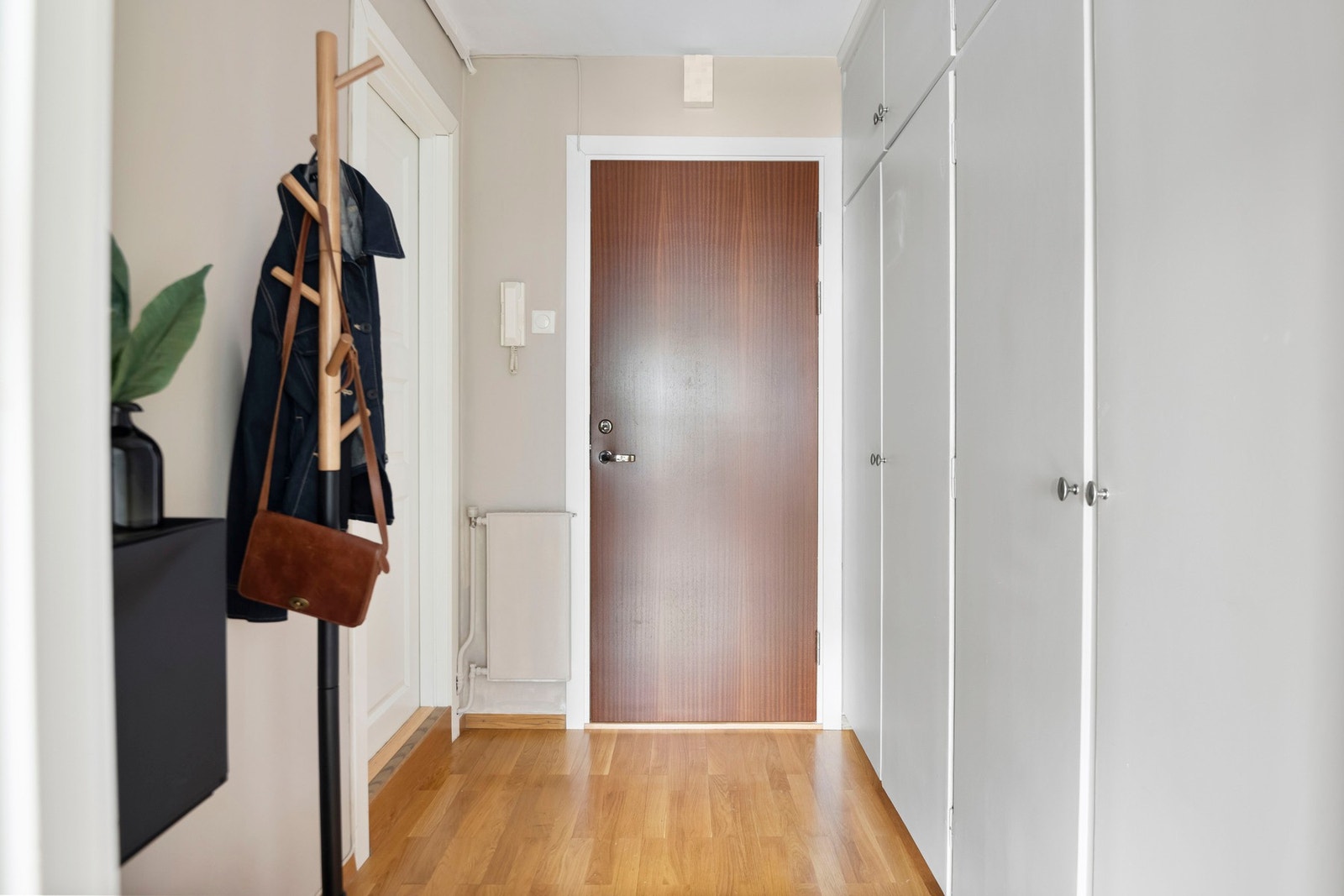 Det er satt inn et garderobeskap med god plass til å oppbevare yttertøyet. I tillegg disponerer leiligheten en ekstern kjellerbod på 4 kvm som byr på ekstra lagringsplass. Galleribilde