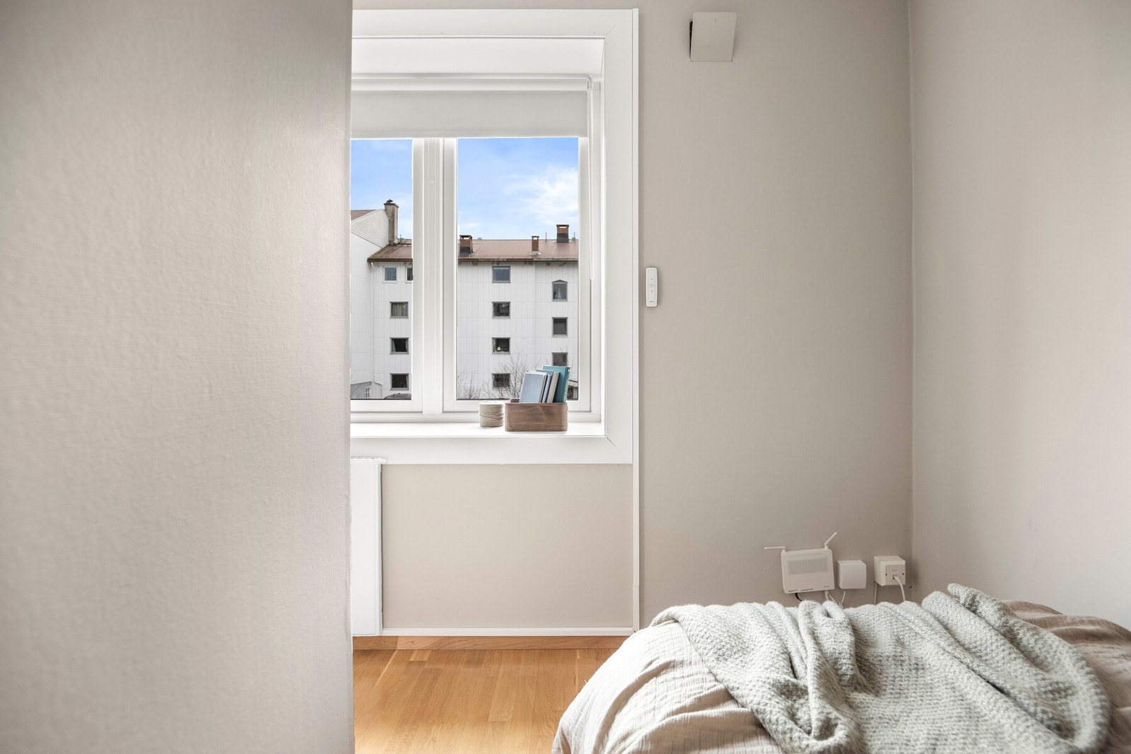 Sovealkoven er skjermet med lysinnslipp fra vindu som gir en følelse av at det er et eget soverom. Galleribilde