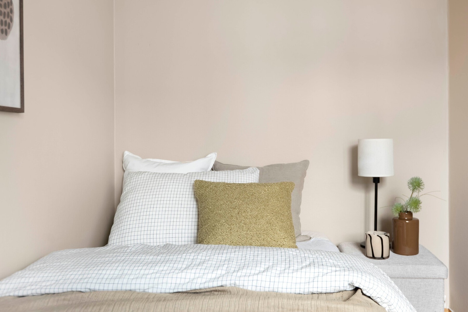 Sovealkoven har plass til en seng med nattbord og dekor. Galleribilde