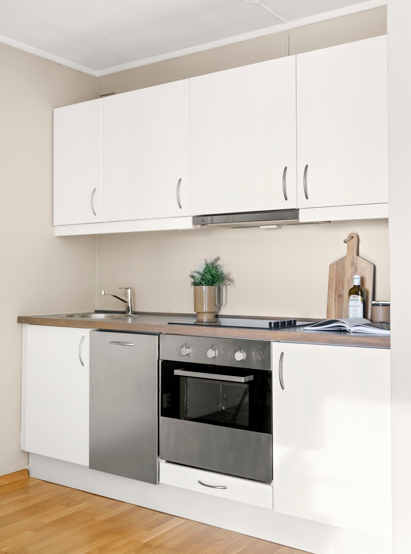 Kjøkkenet har innredning fra 2016 med slette fronter og benkeplate av tre med nedfelt oppvaskkum. Galleribilde