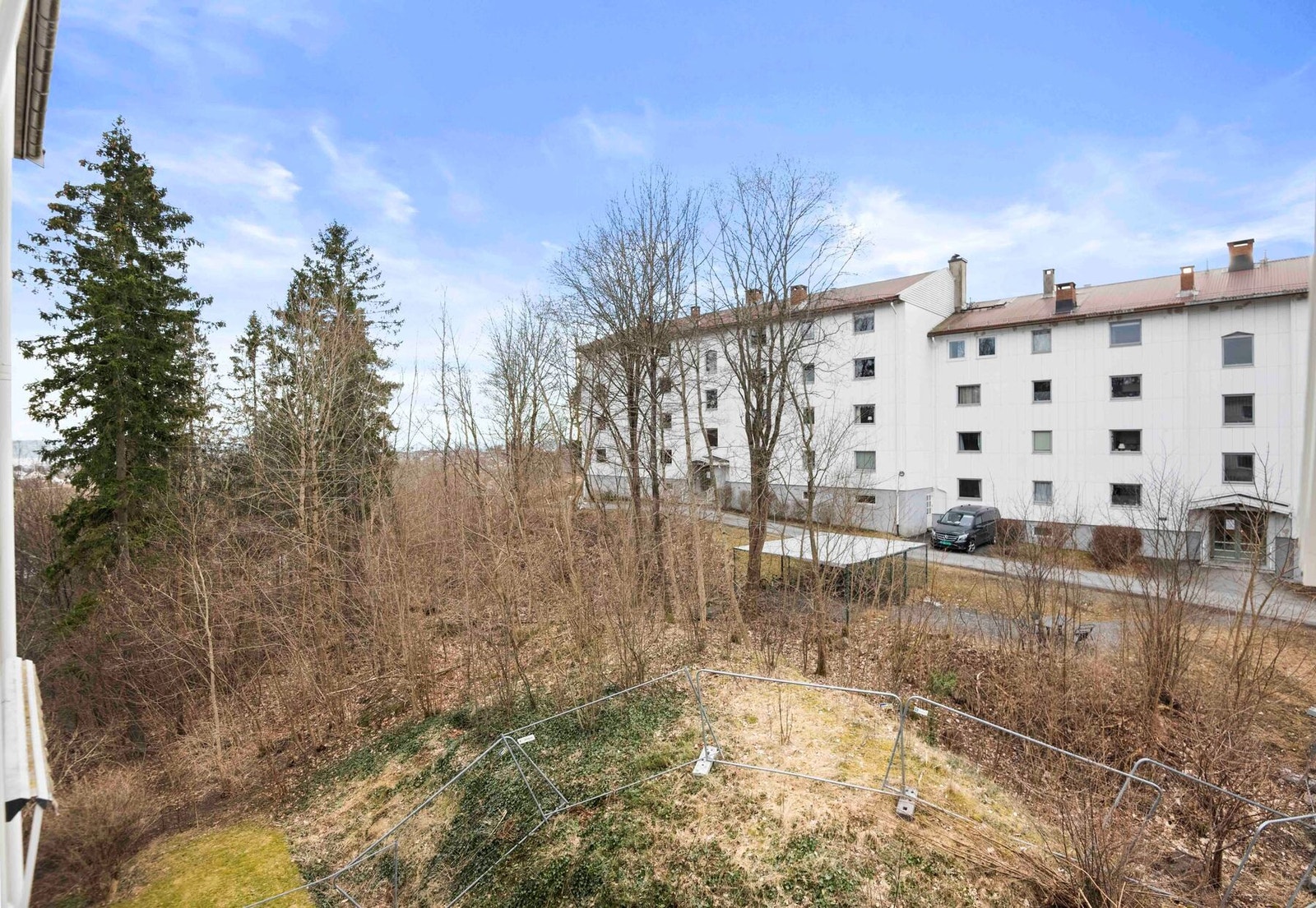 Sameiet har fellesområder opparbeidet med gressplen, trær, prydbusker og diverse beplantning. Galleribilde