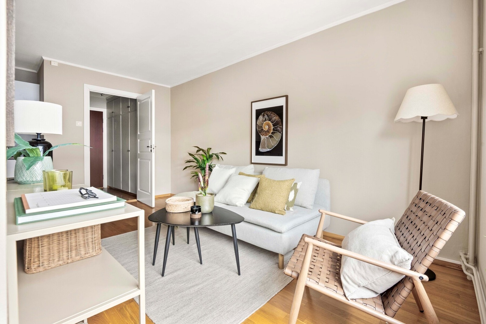 Leiligheten har en smart planløsning med åpen stue-/kjøkkenløsning. Galleribilde