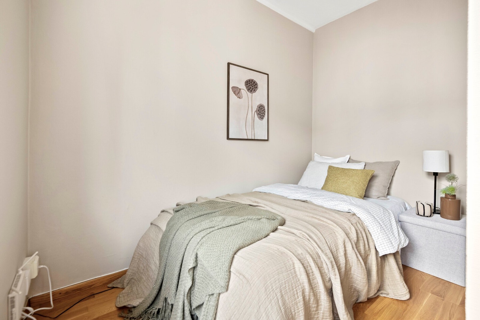 Sovealkoven har plass til en seng med nattbord og dekor. Galleribilde