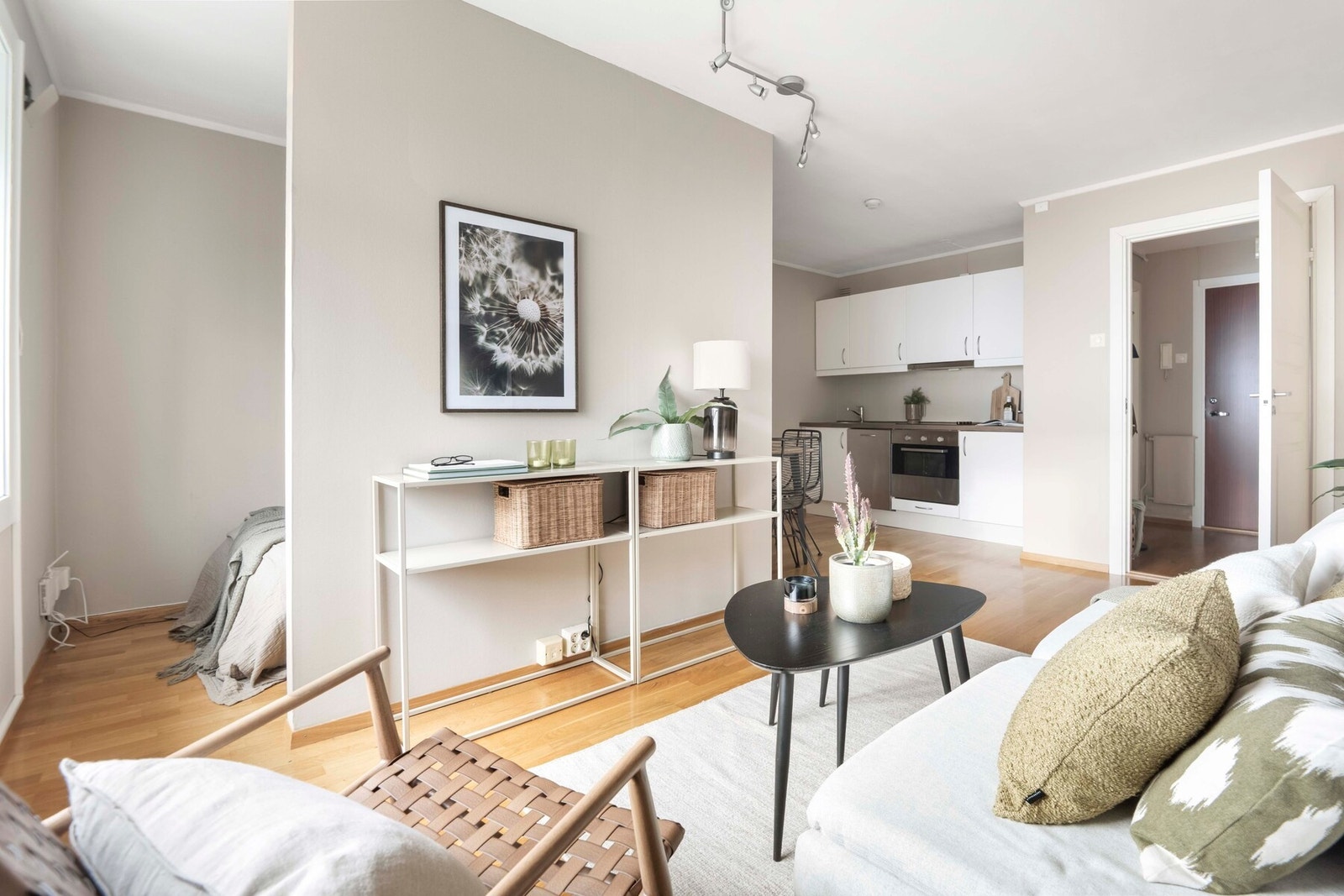 Leiligheten har en lys og fin sovealkove med tilkomst fra stuen. Galleribilde