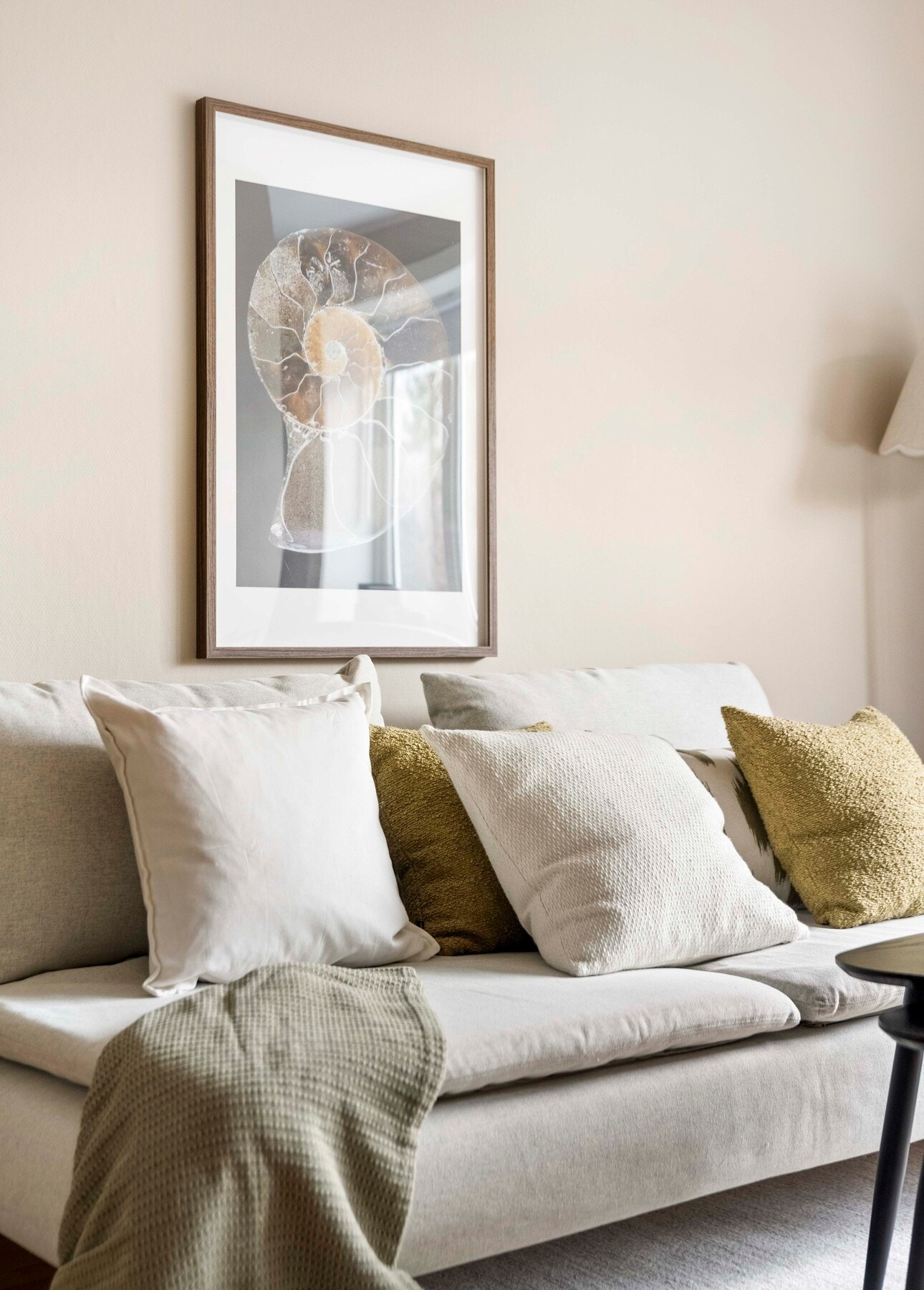 Veggene er malt lyse og gulvet er dekket med parkett. Galleribilde