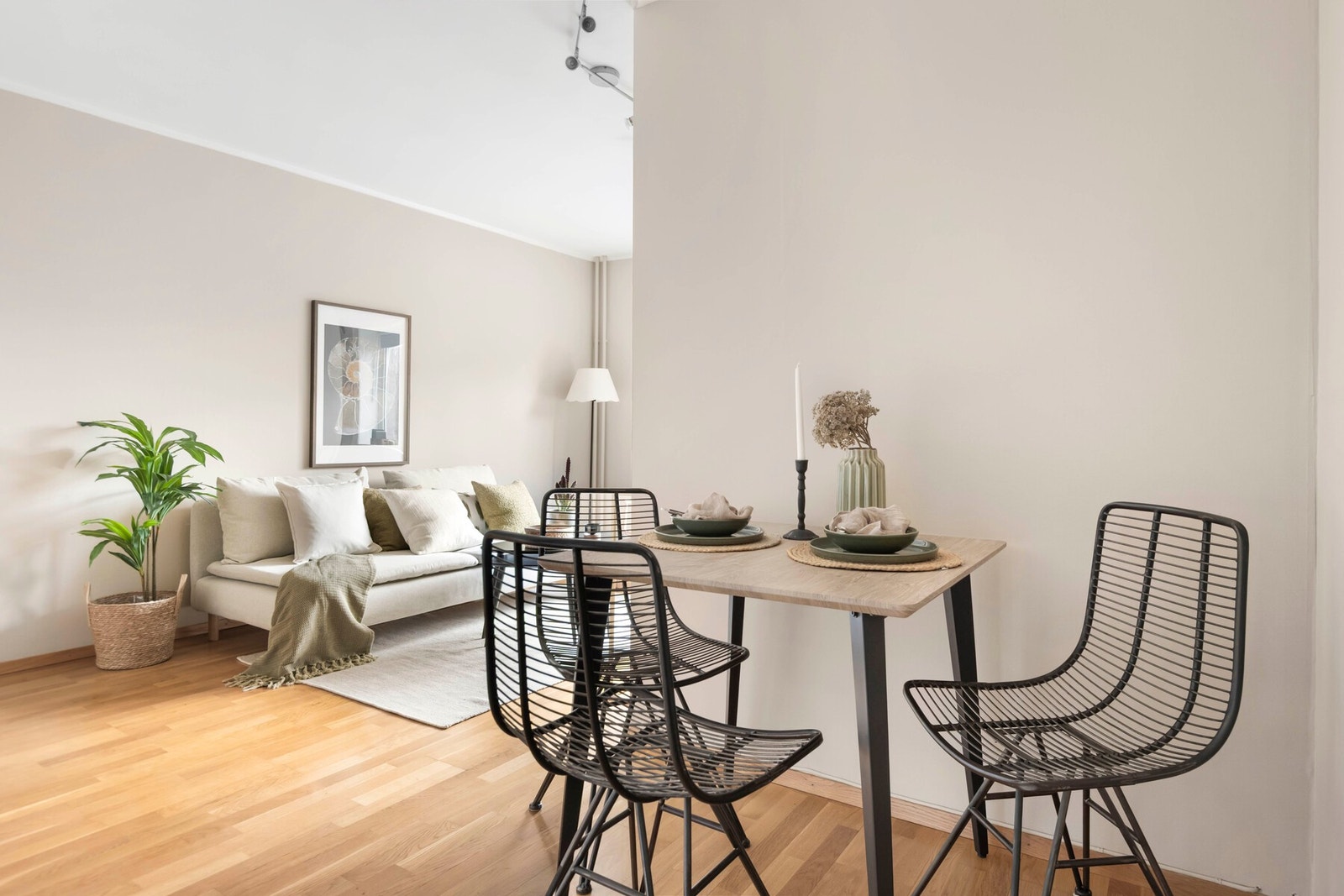 Det er god plass til en sofa og TV med tilhørende møblement, samt en liten spiseplass. Galleribilde