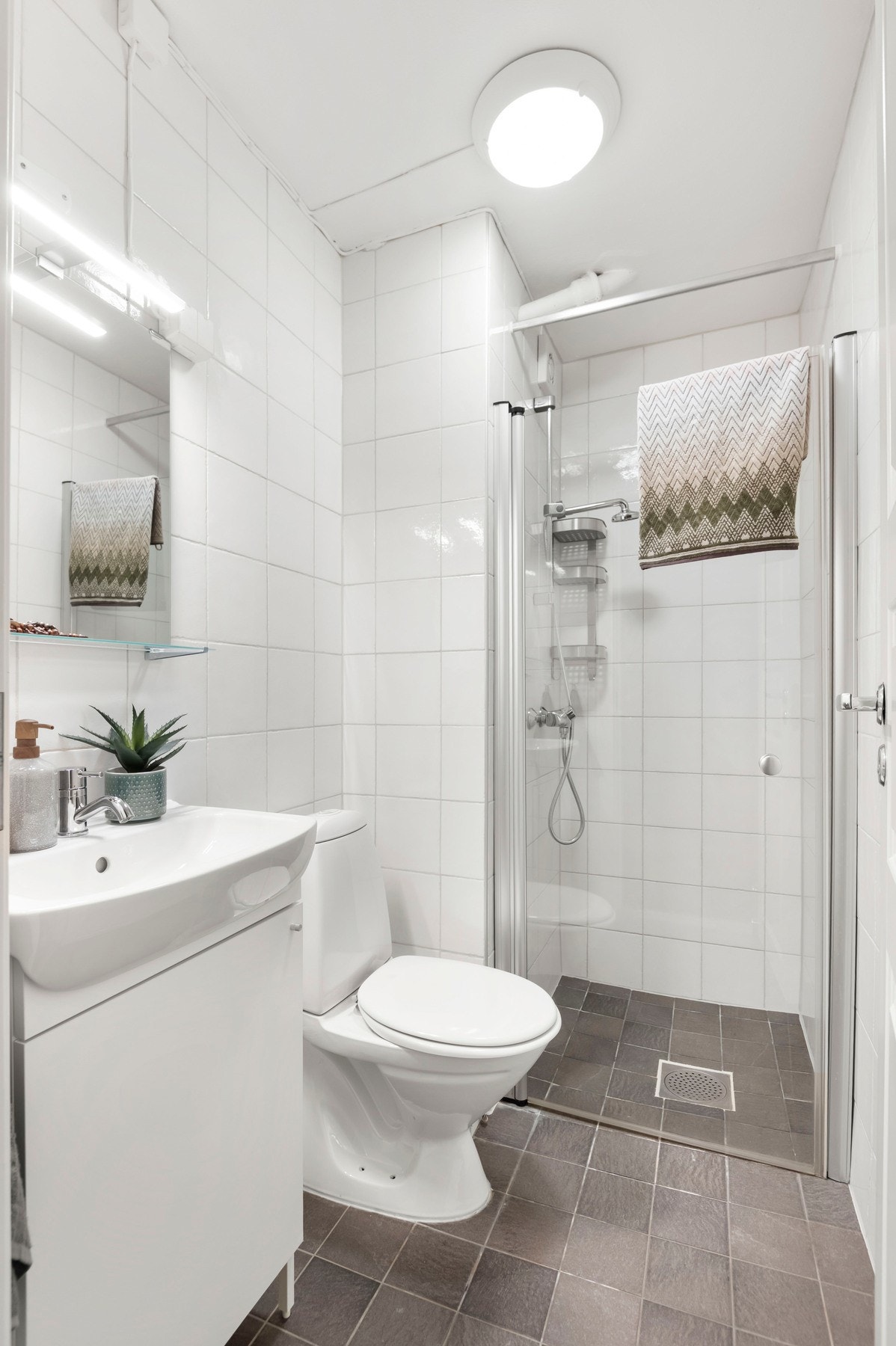 Leiligheten har et flislagt bad fra ukjent årstall, som ble oppgradert med gulvvarme i 2016. Galleribilde