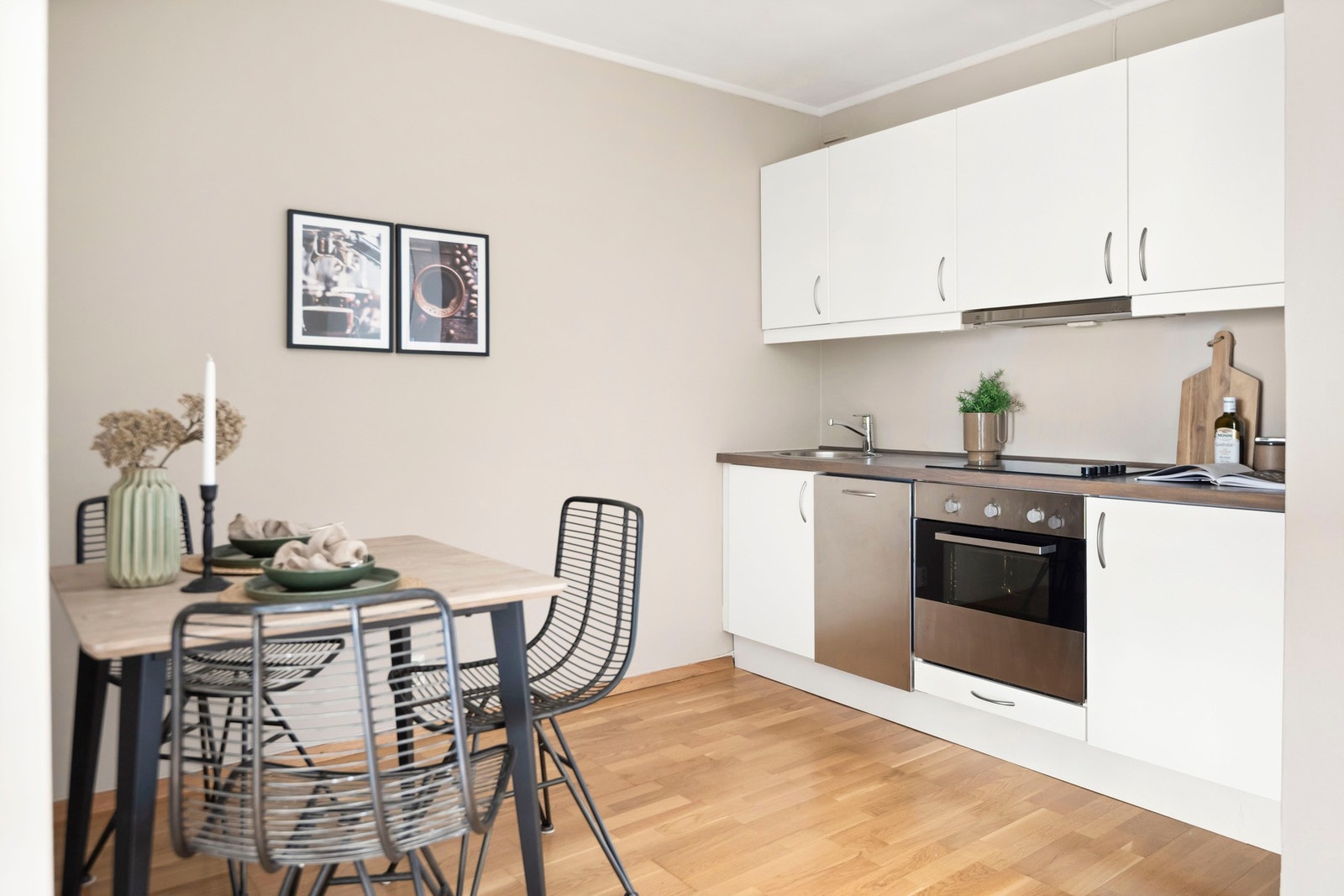 Leiligheten har en arealeffektiv og sosial planløsning med stue og kjøkken i åpen løsning. Galleribilde