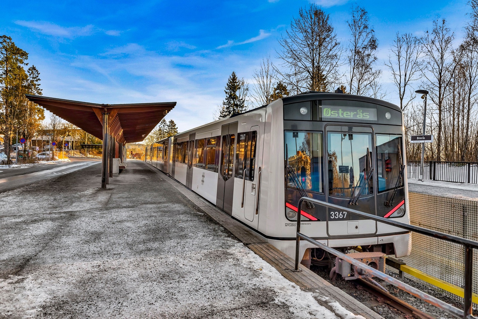 Rutebuss stopper kort vei utenfor boligen og det er kort gangavstand til T-bane. Galleribilde