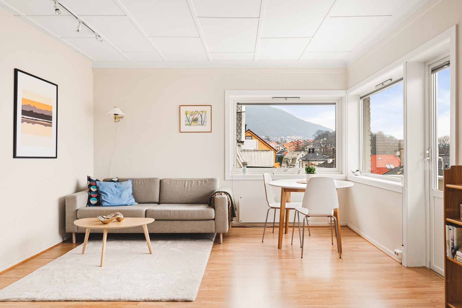 Vi tar turen videre inn i leilighetens lune og fine stue. Galleribilde