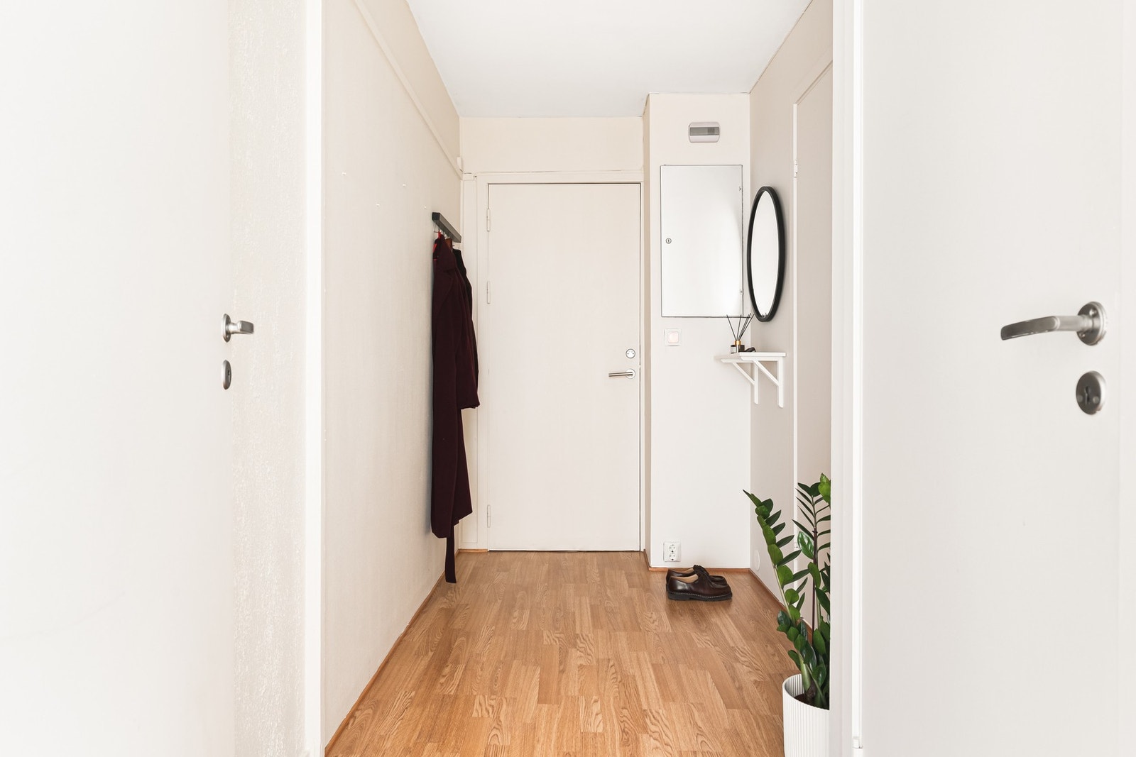 Velkommen inn! Det første som møter deg er en lys og avlang entré. Galleribilde