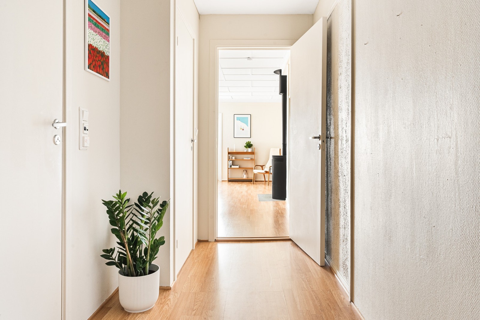 Her er det god plass til å henge fra seg yttertøy og sko, samt en praktisk tilhørende bod i underetasje for ytterligere oppbevaring Galleribilde