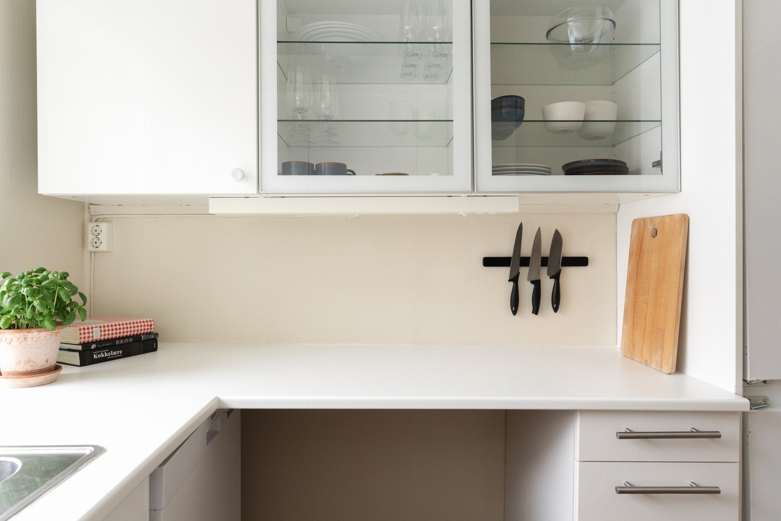 Her er det godt med skap-og benkeplass! Galleribilde