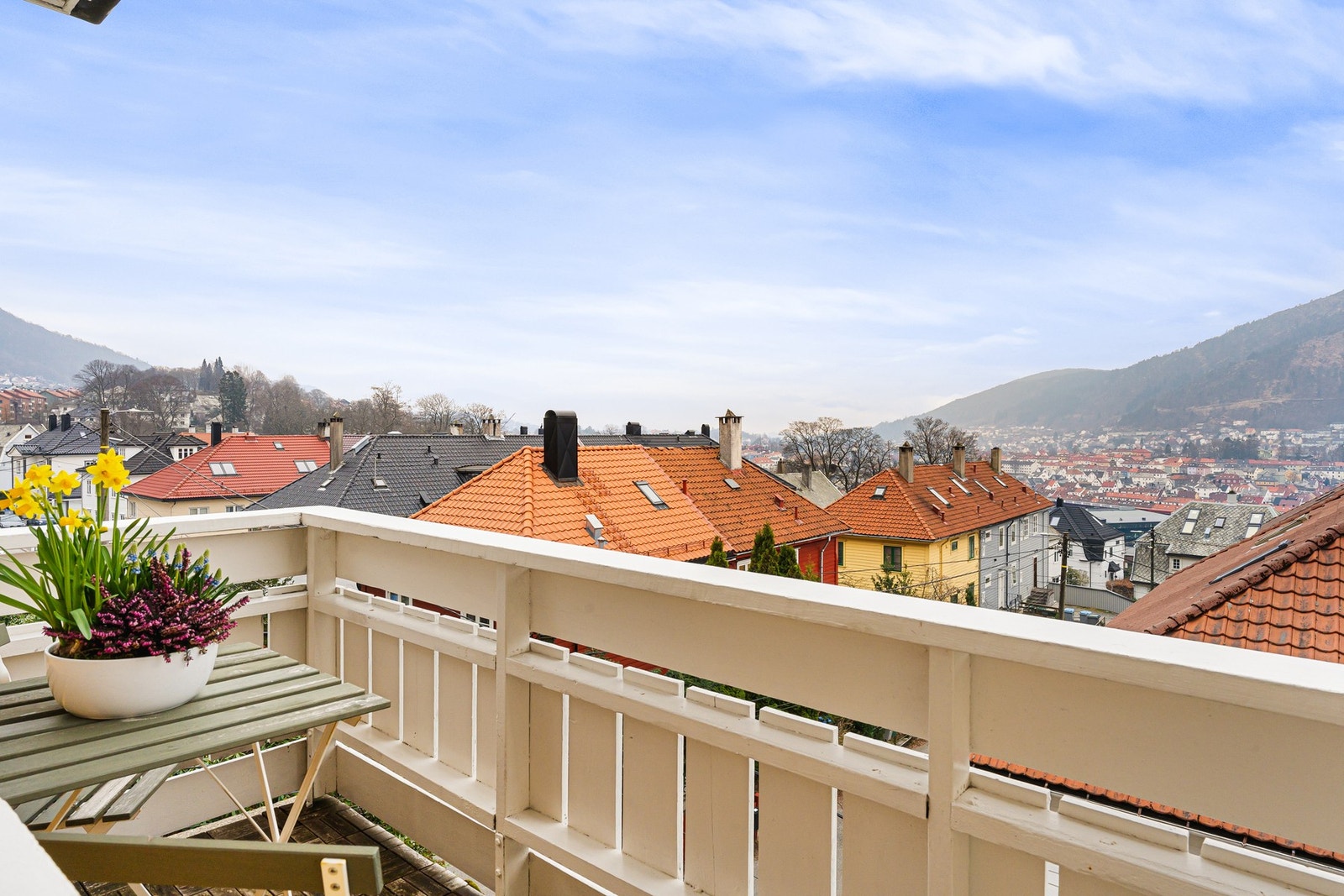 Fra stuen er det utgang til sørvest-vendt balkong på 3 kvm med svært gode solforhold. Galleribilde