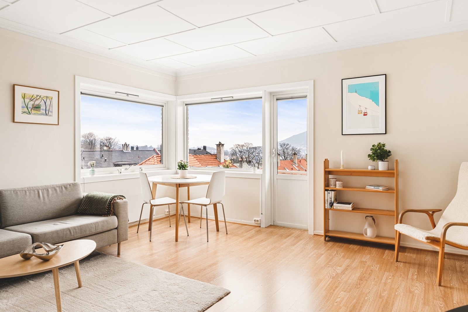 Her får du rikelig med dagslys og svært gode solforhold. Rommet har en størrelse på 20,7 kvm og kan enkelt innredes med sofa av god størrelse, stuebord og en koselig spisegruppe. Galleribilde