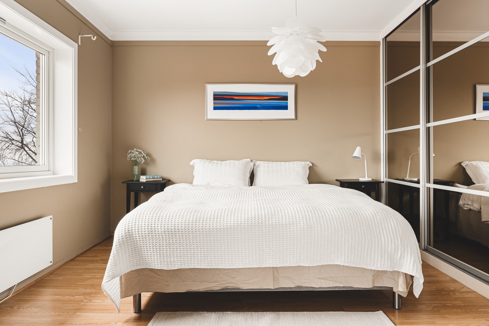 På hovedsoverommet har man god plass til dobbeltseng, nattbord og en praktisk skyvedørsgarderobe. Galleribilde