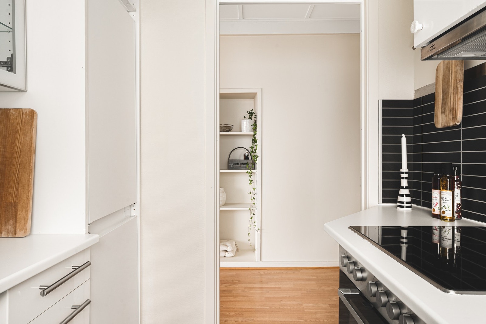 Kjøkkenet ligger praktisk til like før stuen. Galleribilde