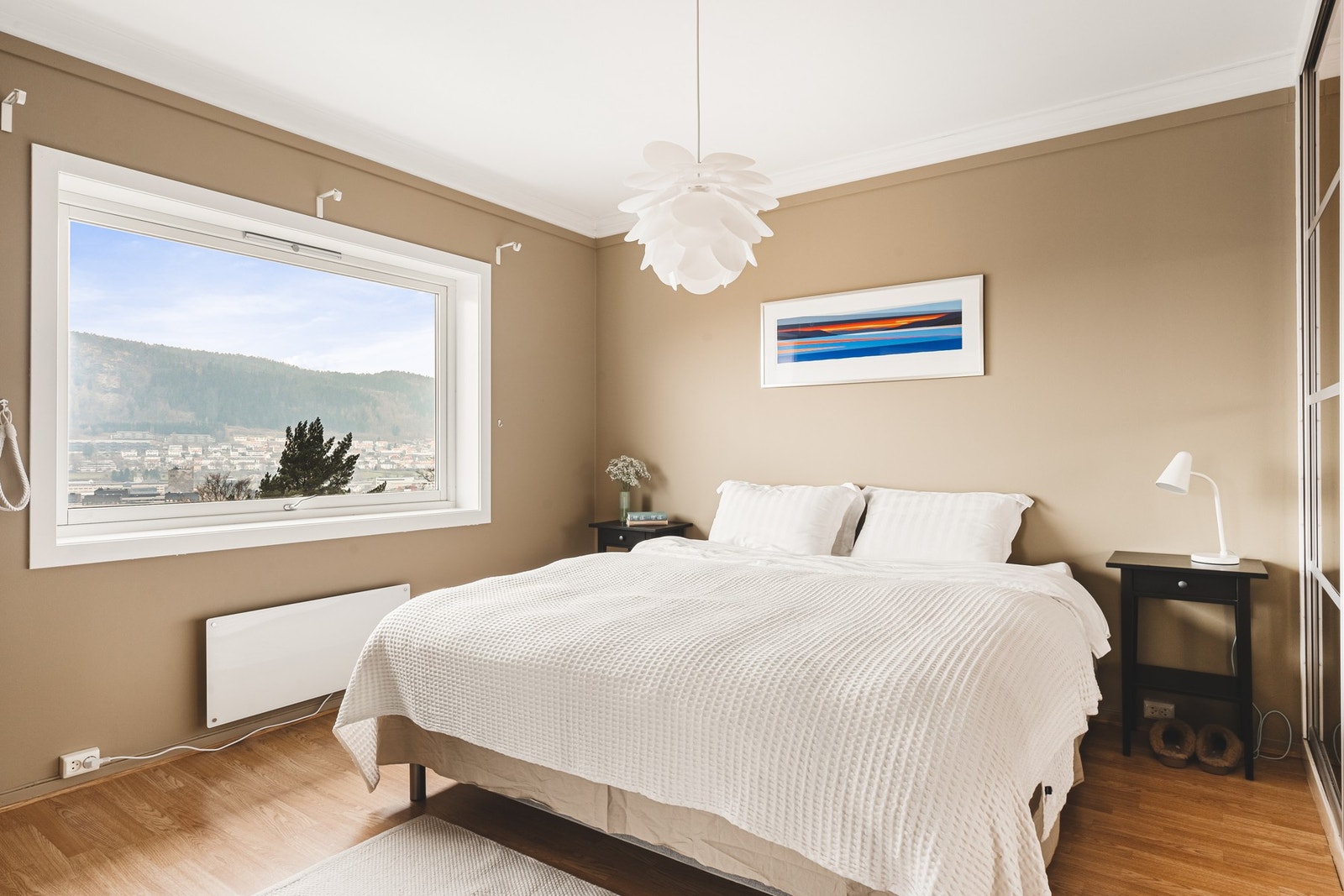 Rommet fremstår lyst og trivelig med flott utsikt. Galleribilde