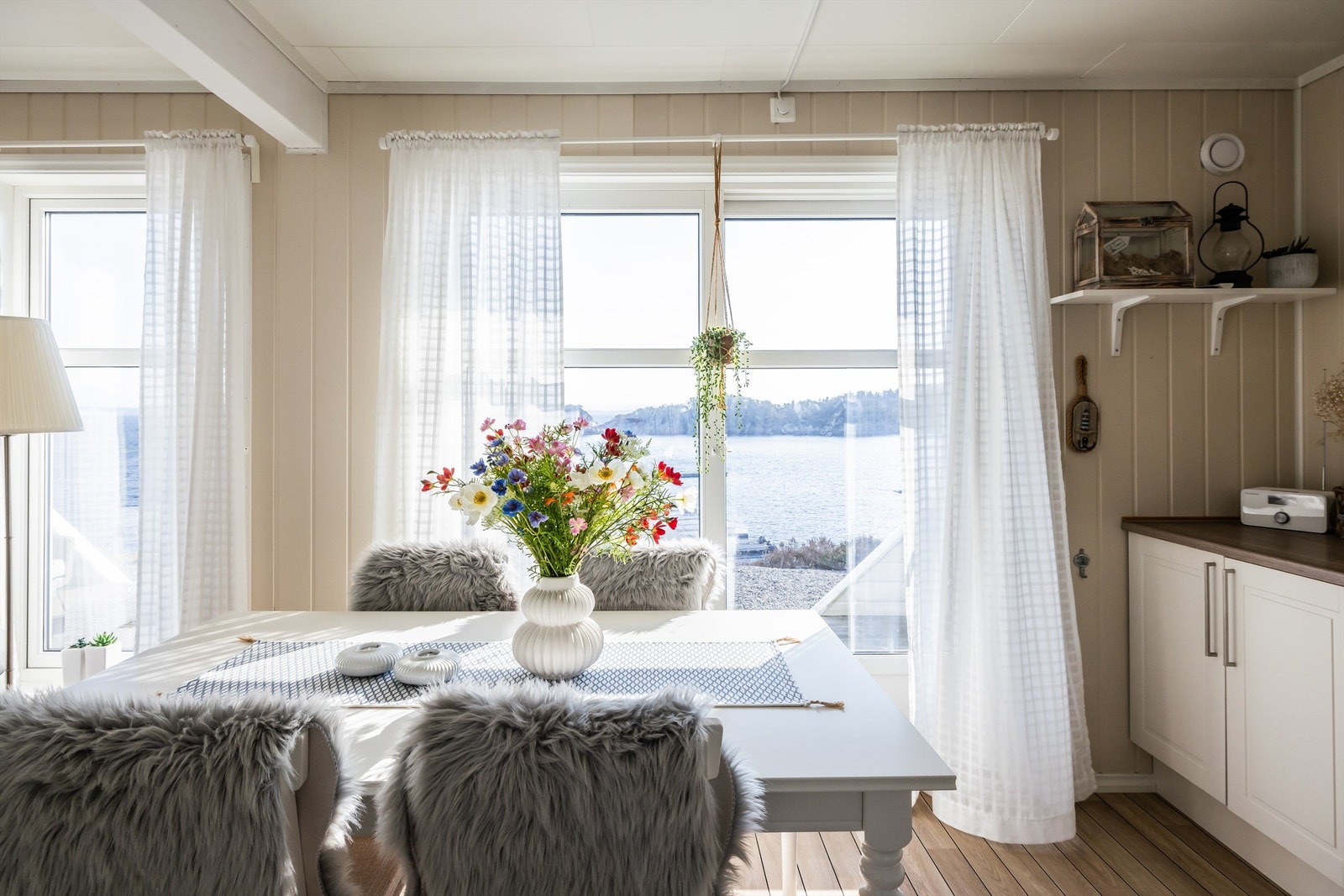 Her har man full oversikt over båtlivet ved frokosten Galleribilde