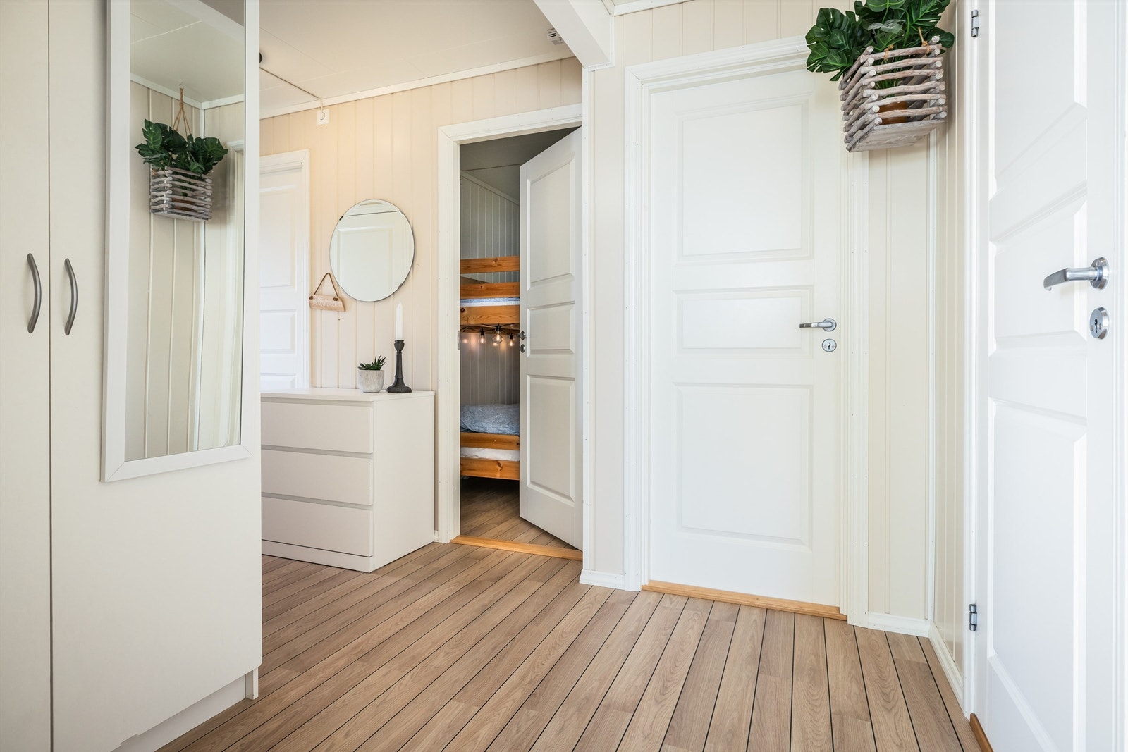 Leiligheten holder gjennomgående god standard på utstyr og overflater Galleribilde