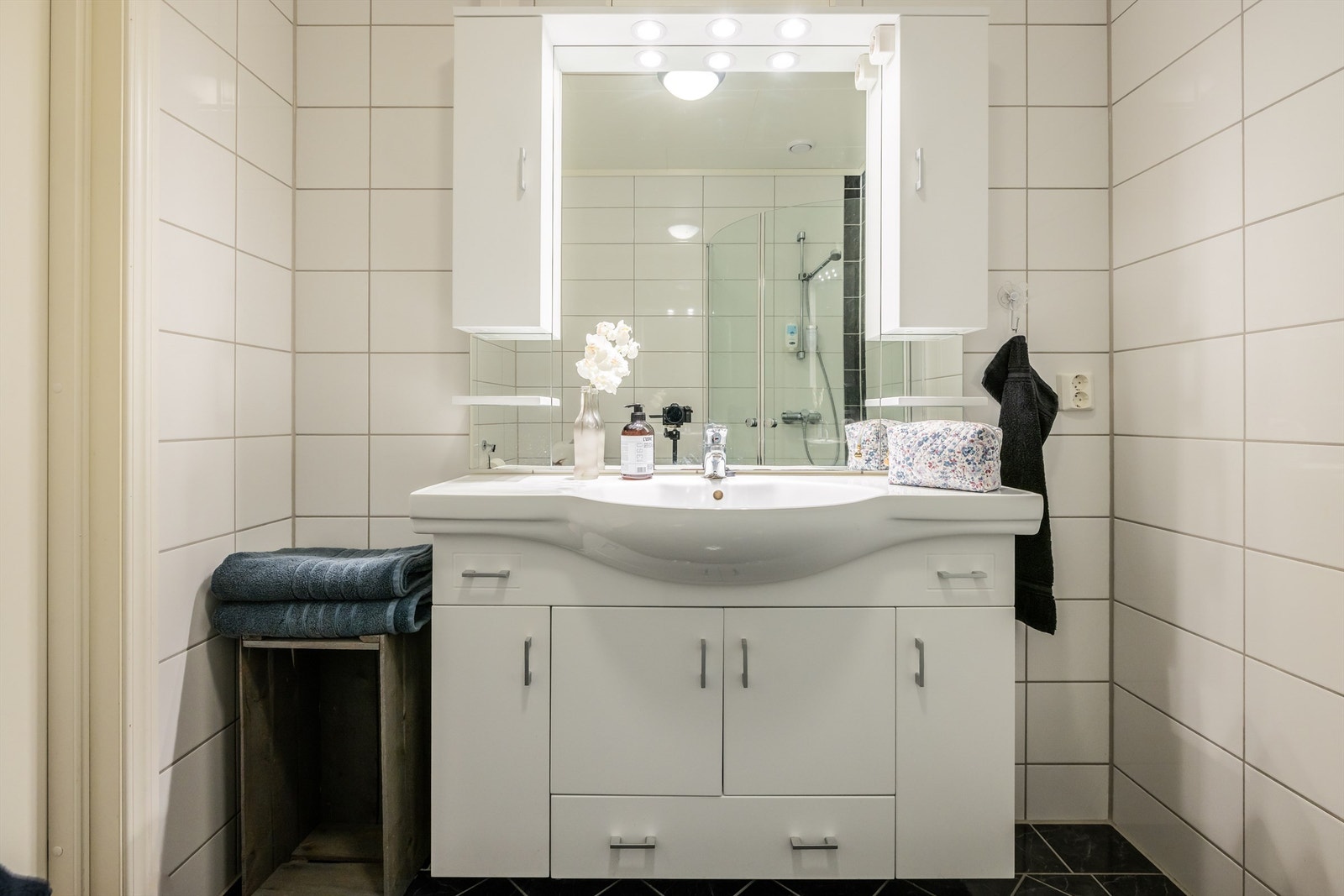 Vegghengt innredning med god oppbevaringsplass Galleribilde