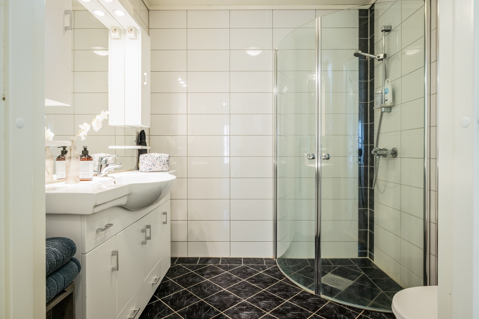 Baderom fra 2011 med pen og tidløs innredning. Varmekabler i gulv. Galleribilde