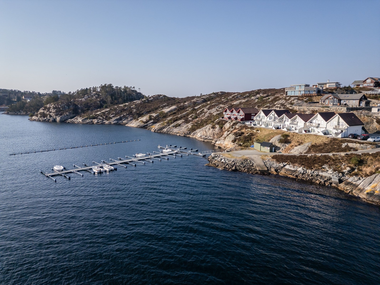Herfra er veien kort til flotte fiske- og badeplasser i en nydelig skjærgård Galleribilde