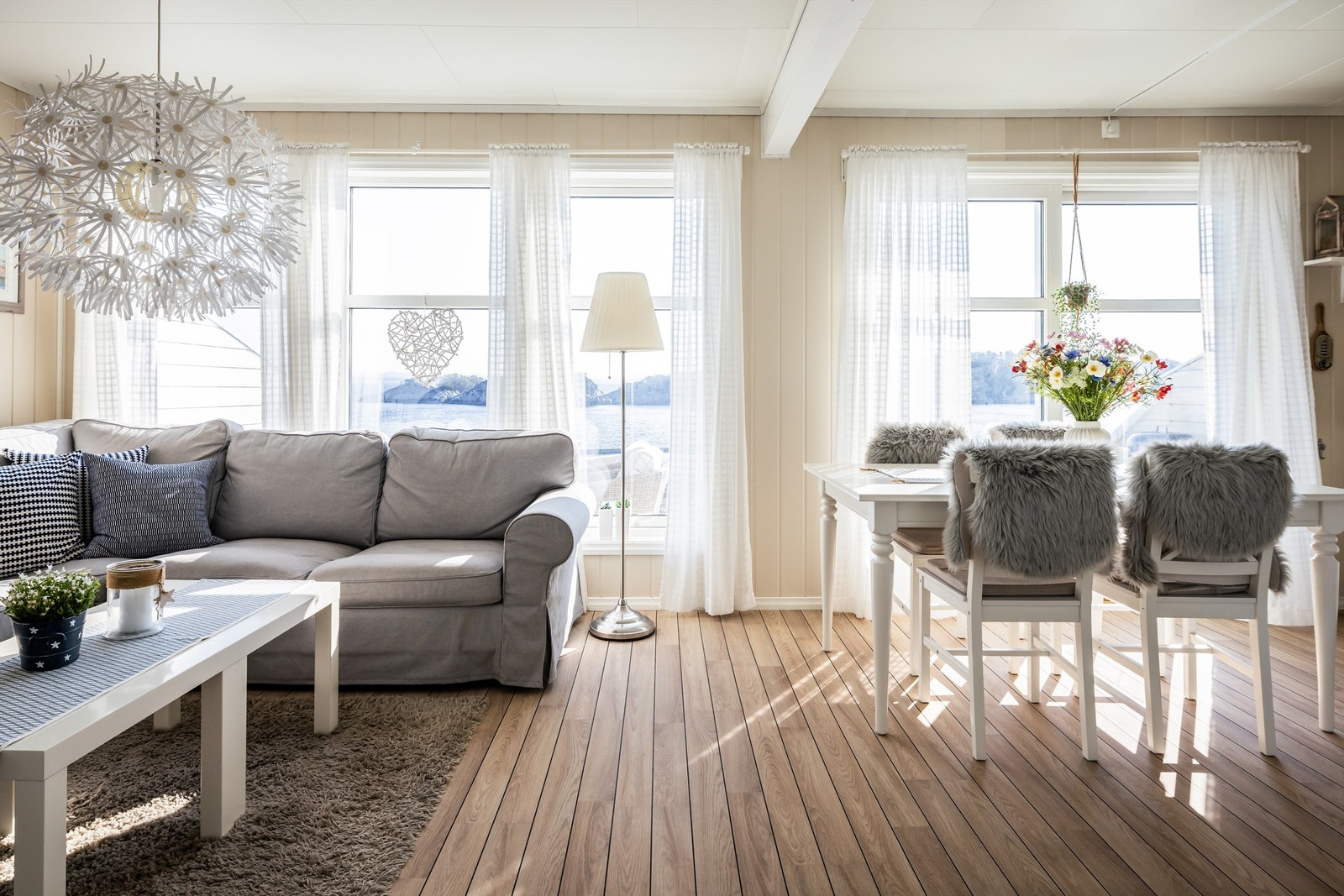 Store utsiktsvinduer slipper inn rikelig med lys og gjør rommet til et trivelig sted å oppholde seg Galleribilde