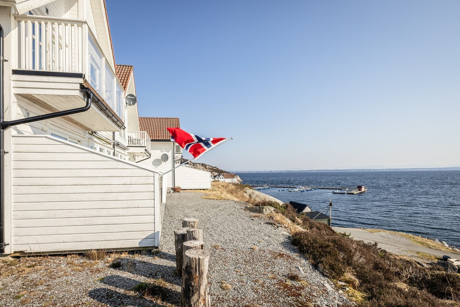 Nærhet til sjø med en formidabel og vidstrakt sjøutsikt Galleribilde