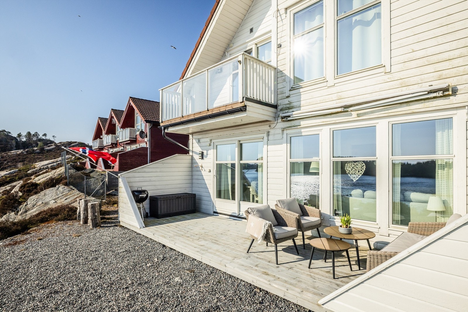 Flott uteplass til å invitere venner og kjente på grillfest. Praktiske lévegger skjermer for vind og innsyn Galleribilde