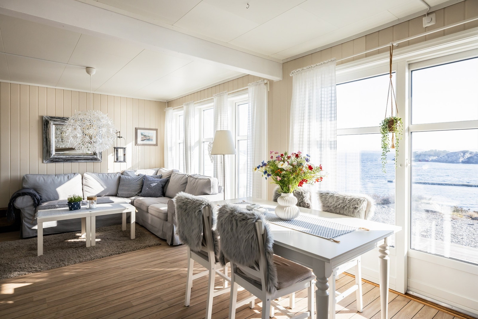 Fra stuen er det utgang sjøvendt terrasse. Terrassedør er utbedret i 2020 Galleribilde