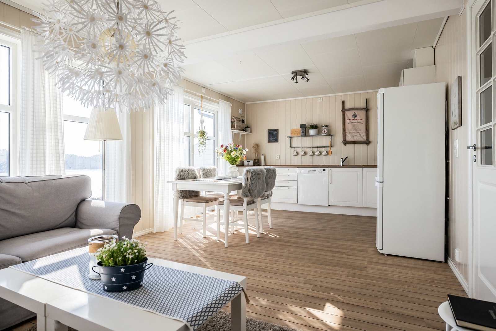 Åpen og luftig løsning mellom stue og kjøkken Galleribilde