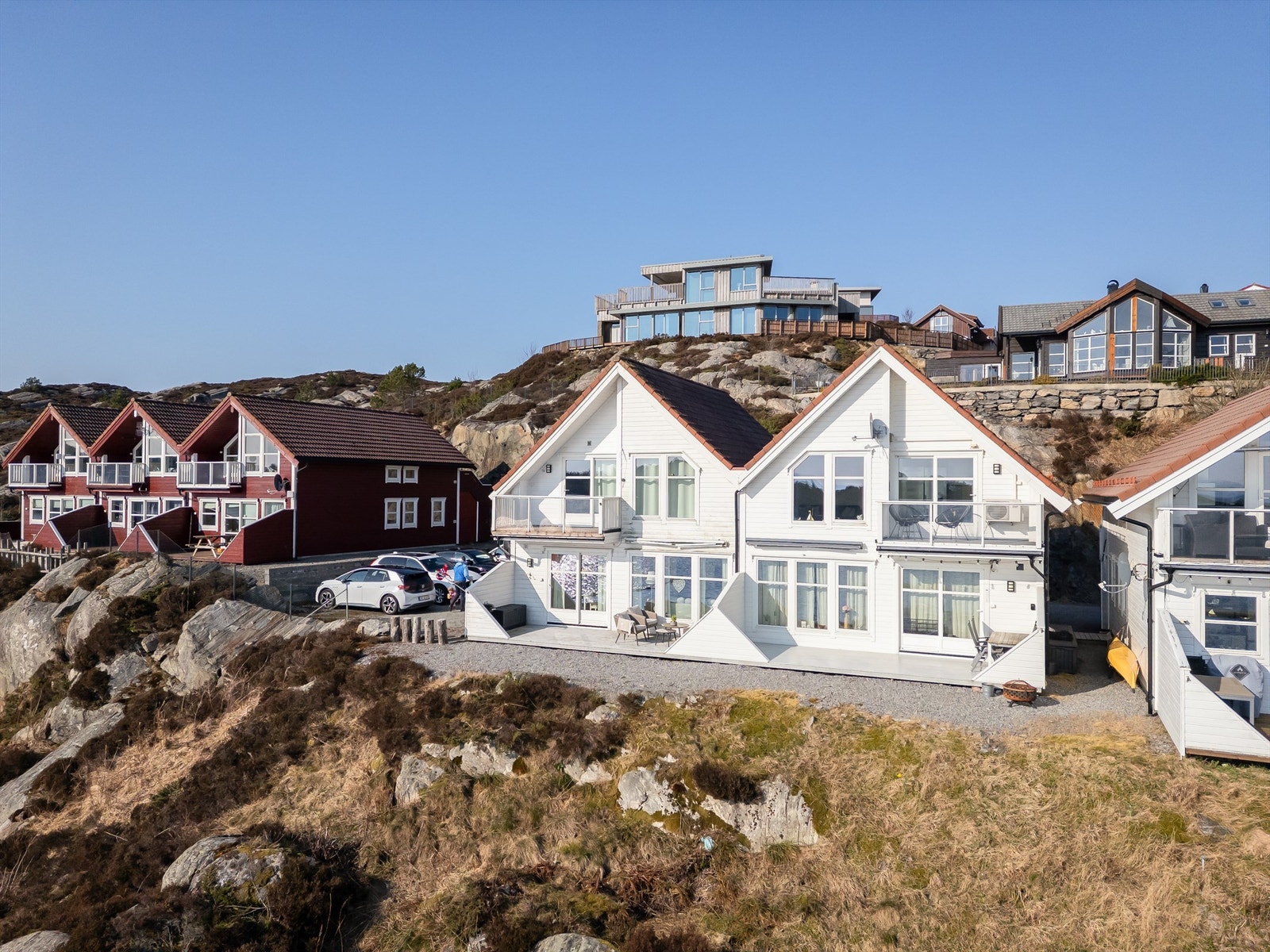 Leiligheten har en nydelig beliggenhet i fremste linje mot sjøen Galleribilde