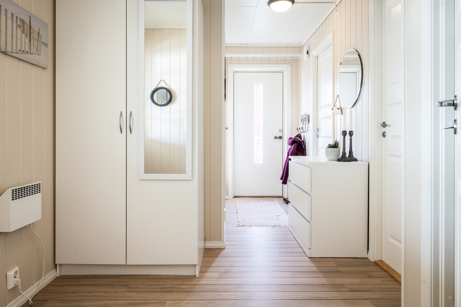 Entré med god plass til oppbevaring av yttertøy og sko. Praktisk separat vaskerom på høyre hånd når man kommer inn inngangsdøren. Galleribilde