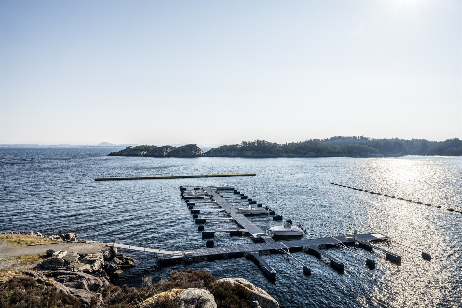 Felles marinanlegg med bølgebryter eies av sameiet Sætreviki Marina hvorav en av båtplassene medfølger leiligheten Galleribilde