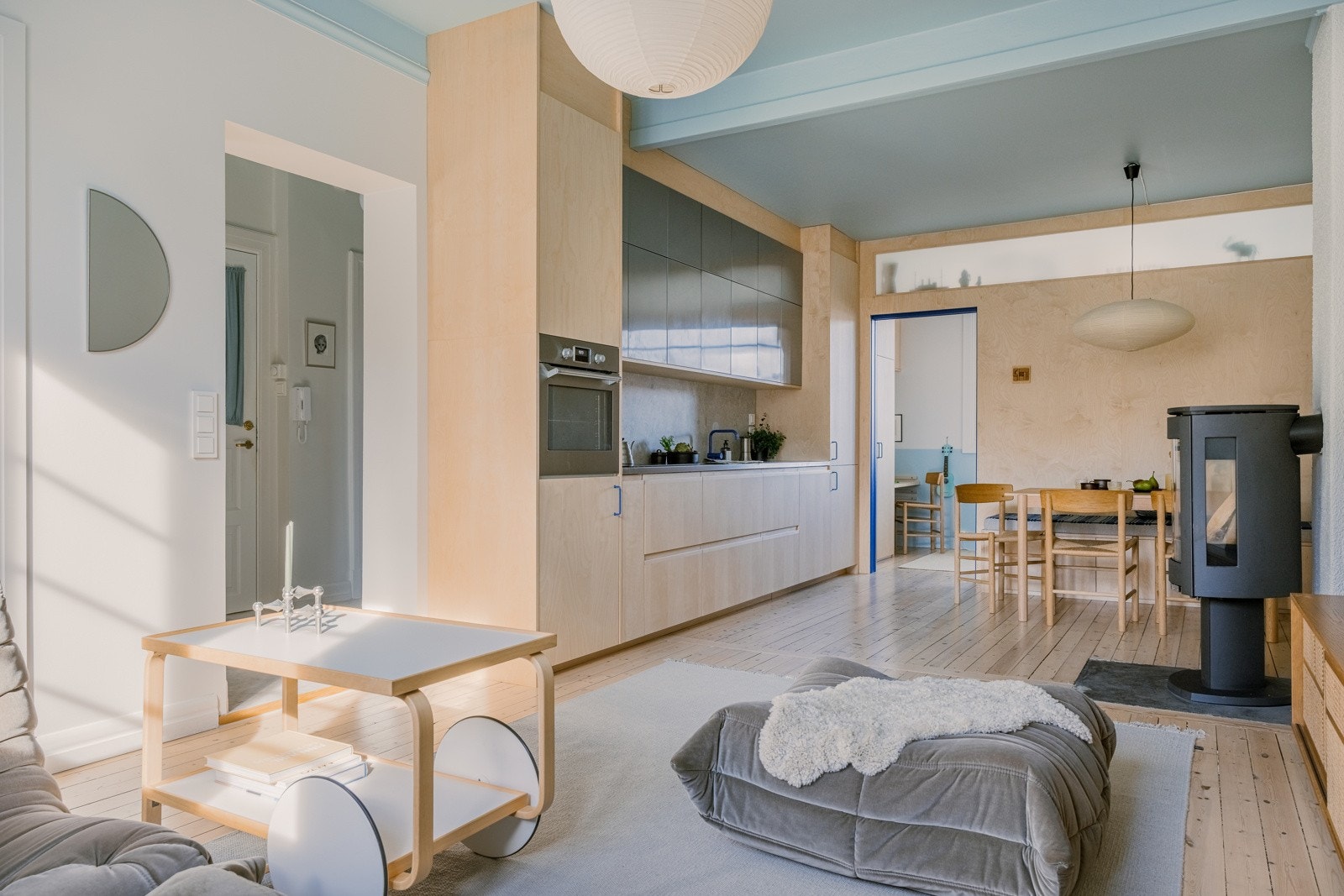 Kjøkkenet har en stamme fra IKEA med spesialtilpassede fronter, kombinert med en ny vask og en benkeplate i rustfritt stål fra Reform Copenhagen. Veggene er kledd med elegante fliser fra italienske Keope. Galleribilde