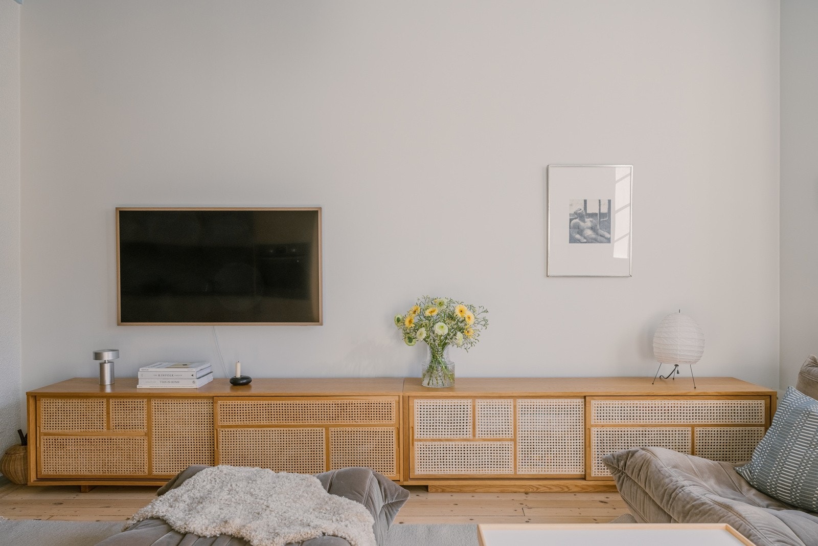 Oppussingen la vekt på skreddersydde løsninger samt en helhetlig farge- og materialpalett for å skape en funksjonell og stilren bolig. Galleribilde