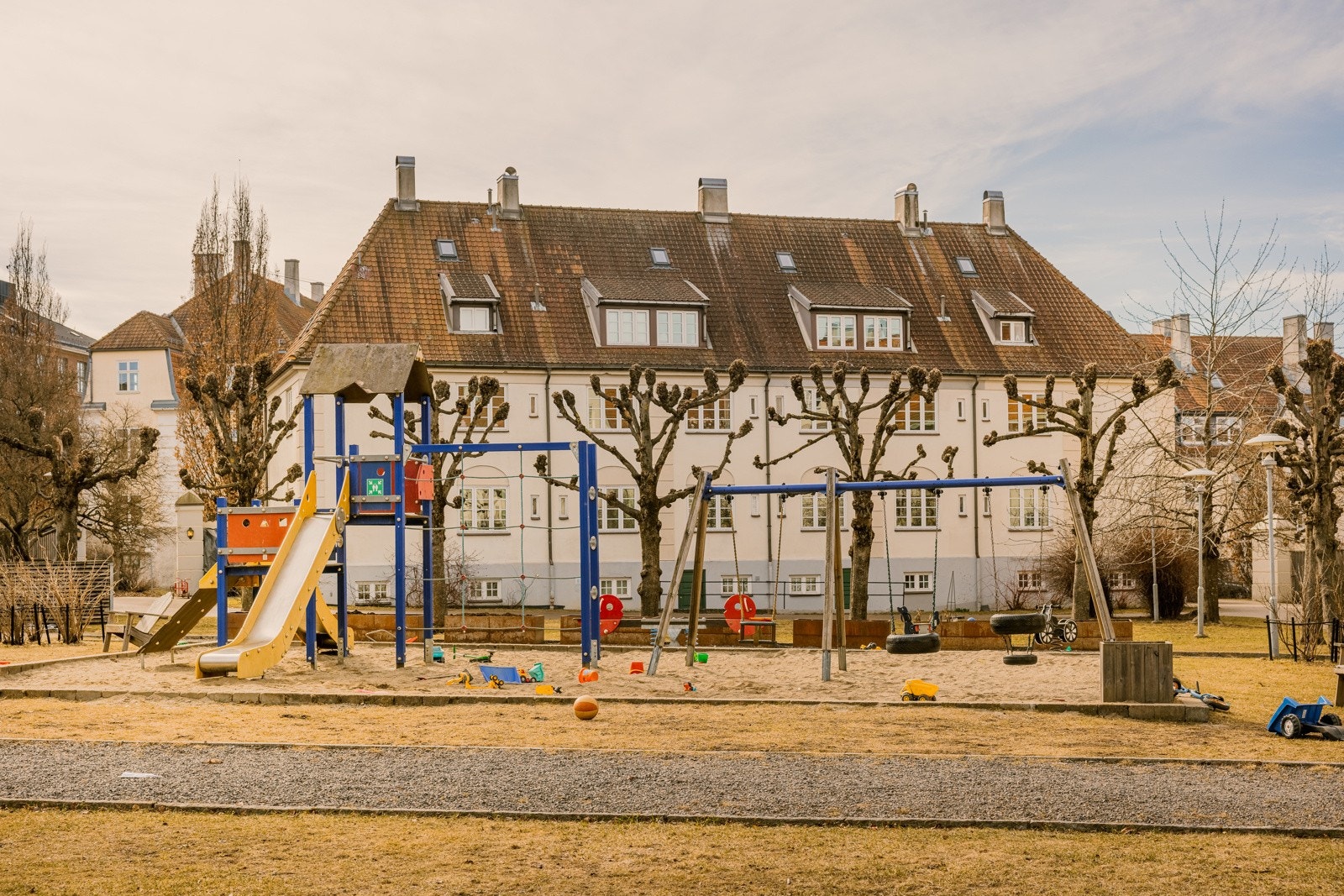 Selgers ord: "I den frodige hagen har vi plukket solbær, plantet bønner og jordbær, hatt mange pikniker og arrangert bursdagsselskaper med hjemmelaget pizza rett fra den vedfyrte pizzaovnen." Galleribilde